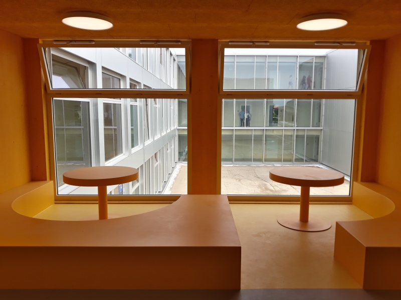 Orange Sitznische mit Blick auf den Innenhof der ISS Mahlsdorf