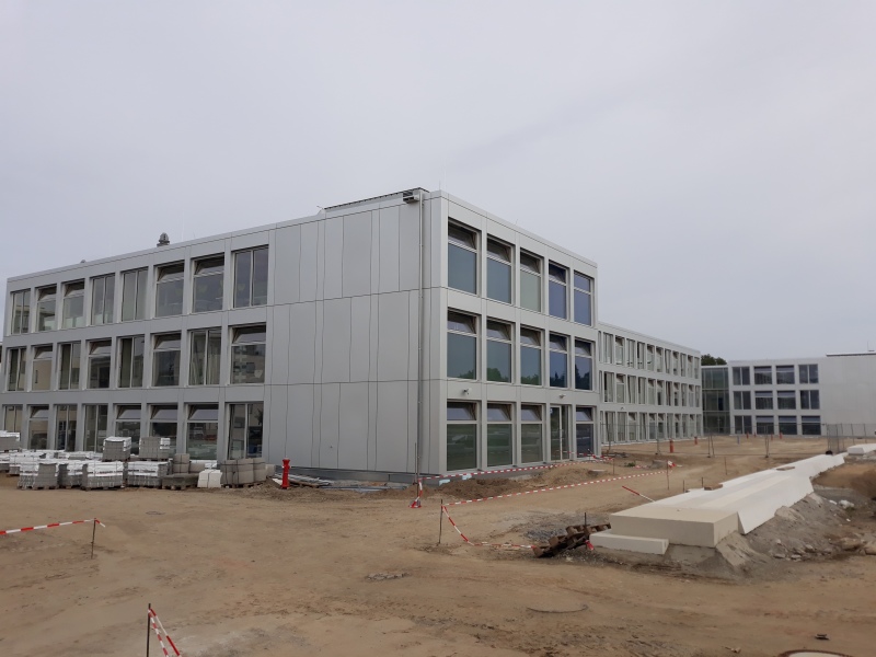Außenansicht der ISS Mahlsdorf - die Außenanlagen entstehen bereits und werden bis zum Herbst 2019 fertiggestellt