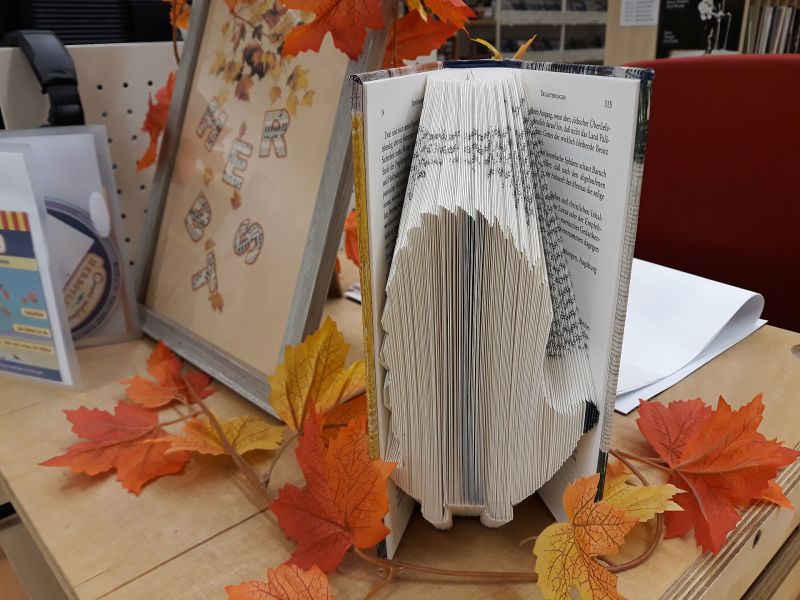 40 Jahre Stadtbibliothek - Buch- und Herbstdekoration