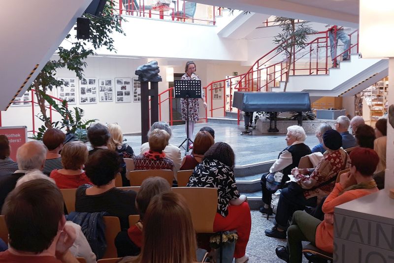 40 Jahre Stadtbibliothek - Leiterin der Zentralbibliothek "Mark Twain" Benita Hanke bei ihrer Rede
