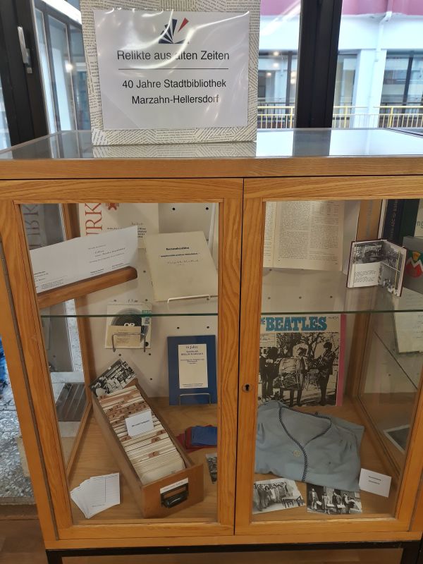 40 Jahre Stadtbibliothek - Vitrine der Ausstellung "Wie alles begann..."