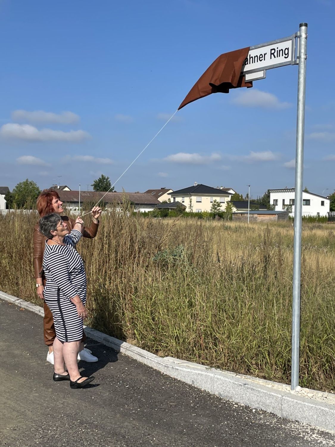 'Marzahner Ring' - Straßenbenennung in der Partnerstadt Lauigngen - Katja Müller und Dagmar Pohle enthüllen das Berliner Straßenschild