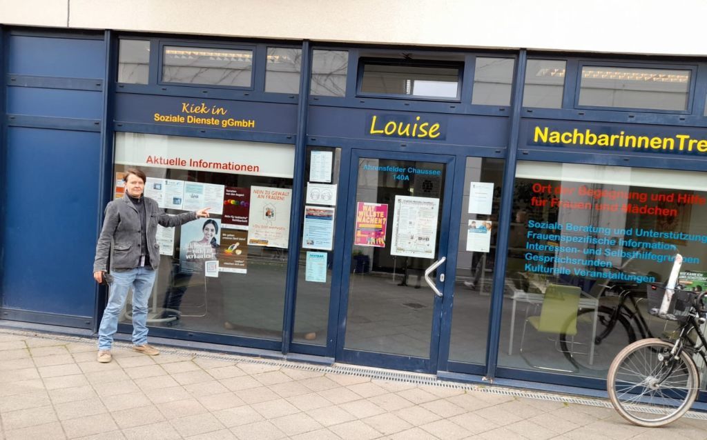 Auch im Nachbarinnentreff Louise in Marzahn Nord hängt das Plakat, wie Kathrin Schulz deutlich macht.