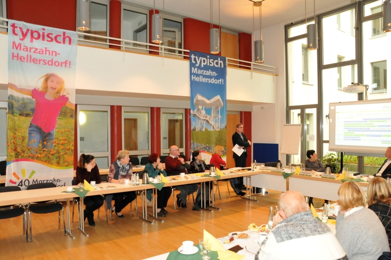 Auftaktpressekonferenz "40 Jahre - Wir feiern Marzahn-Hellersdorf" - Ratssaal mit Fahnen