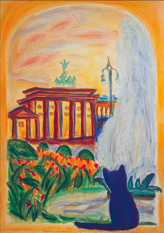 Eine Katze blickt mit dem Betrachter auf den Pariser Platz mit dem Brandenburger Tor vor sonnigem Himmel