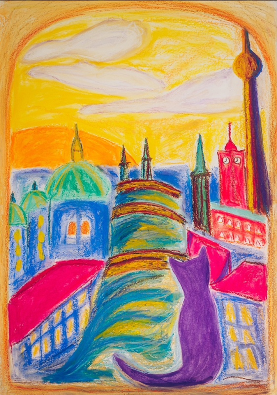 Eine lila Katze blickt mit dem Betrachter auf die Skyline im Sonnenuntergang mit Fernsehturm, Rotem Rathaus und dem Turm der Nikolai-Kirche