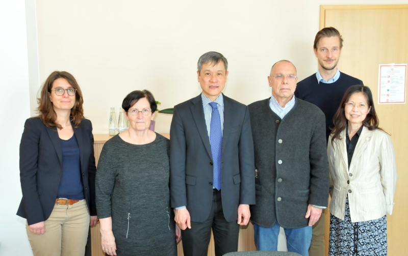 Besuch des vietnamesichen Botschafters im Rathaus Marzahn-Hellersdorf - Botschafter Nguyen Minh Vu und das Bezirksamt Marzahn-Hellersdorf