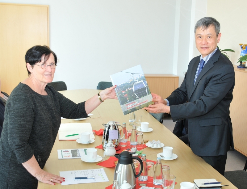 - Bezirksbürgermeisterin Dagmar Pohle überreicht Botschafter Nguyen Minh Vu einen Bildband über Marzahn-Hellersdorf