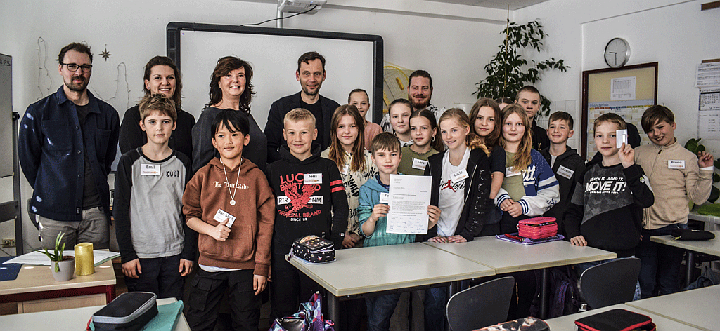 Gruppenbild mit dem "Team Energy" der Johann-Strauß-Grundschule und dem damaligen Bezirksstadtrat Dr. Torsten Kühne