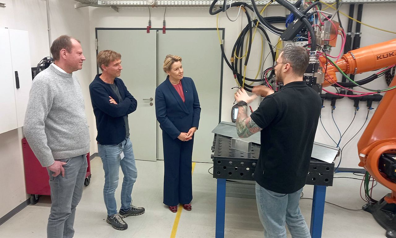 Bezirkstour - Wirtschaftssenatorin Franziska Giffey im 'Labor' von Scansonic im Gespräch