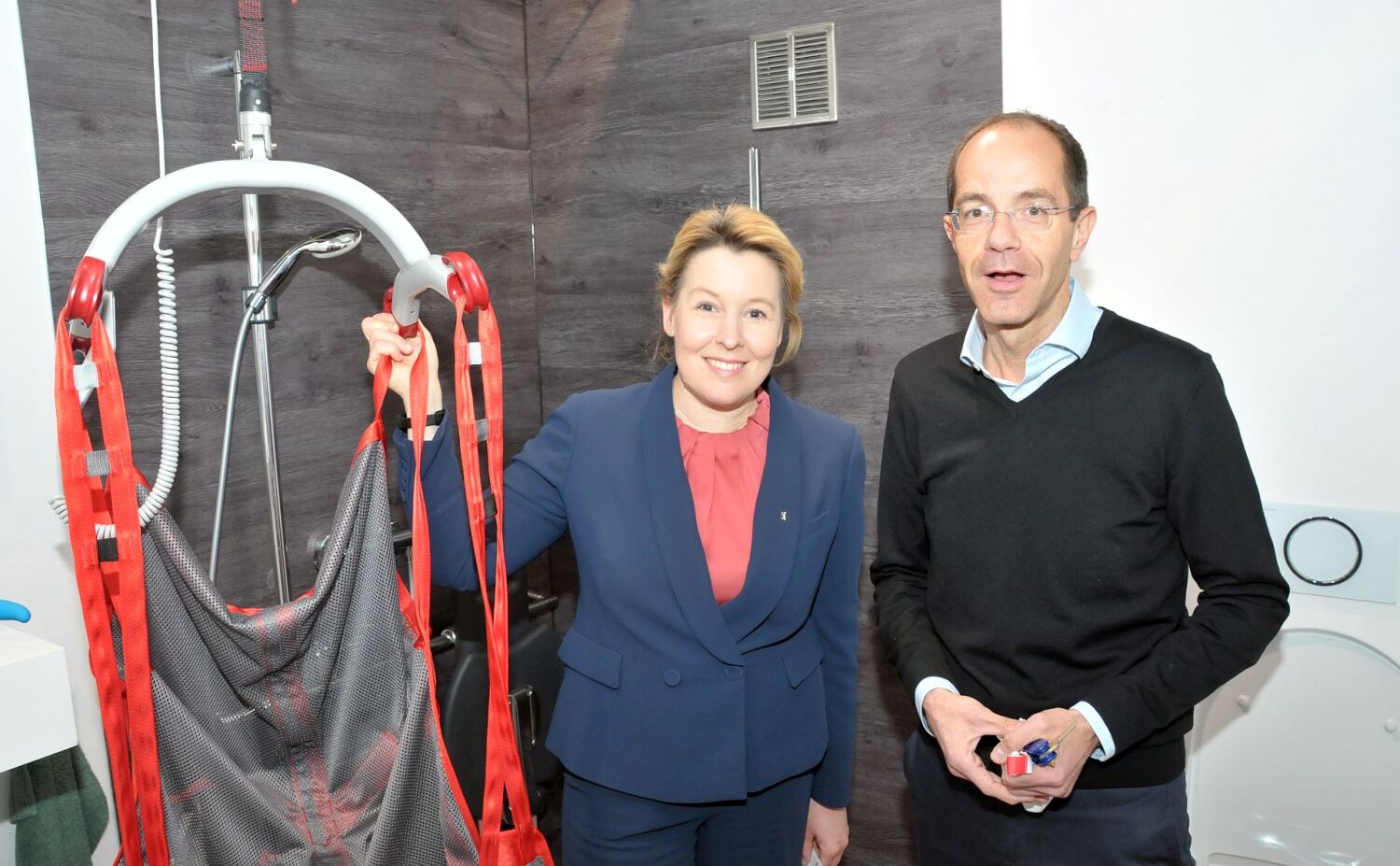 Bezirkstour - Wirtschaftssenatorin Franziska Giffey und Christian Gräff im Smart Living & Health Center in einem seniorengerechten Badezimmer