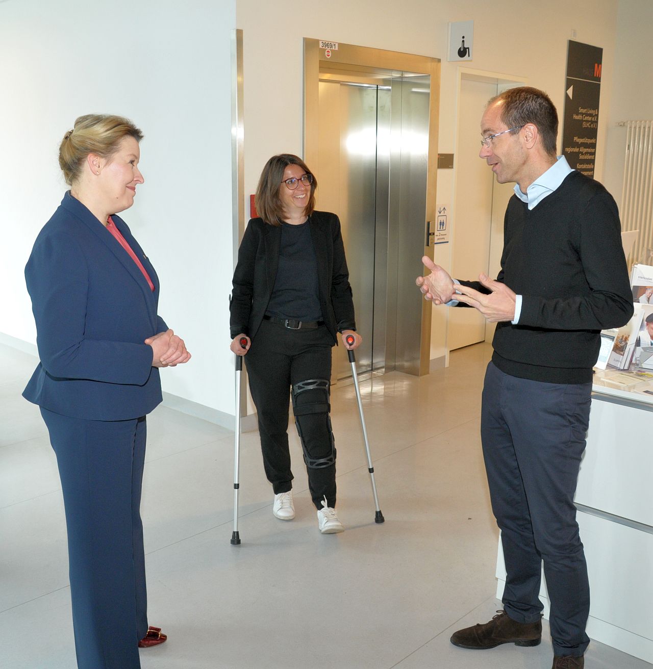 Wirtschaftssenatorin Franziska Giffey, Bezirksbürgrmeisterin Nadja Zivkovic und Geschäftsführer Christian Gräff im Smart Living & Health Center