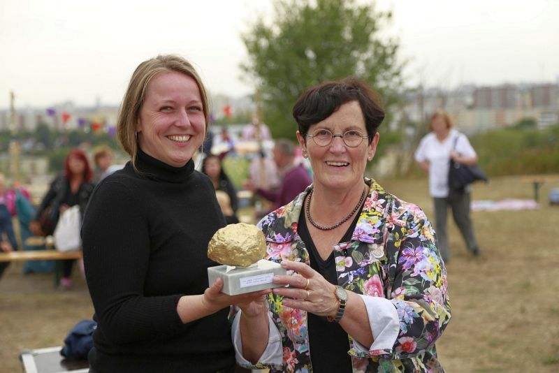 114 über Marzahn - Bezirksbürgermeisterin Dagmar Pohle bekommt den Goldenene Lavastein überreicht