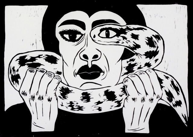 Eine Frau hält eine Schlange, die sich um ihren Hals schlingt, in den Händen. Der Kopf der Schlange bildet das linke Auge der Frau. Es ist ein Holzschnitt, schwarz- weiß.