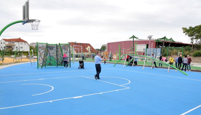 Einweihung des Kiezparks an der Schönagelstraße - Der inklusive Spielplatz mit Basketballfeld und Kletterwald