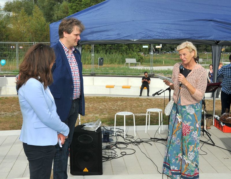 Einweihung des Spielplatzes und Paradiesgarten an der Schönagelstraße - Nadja Zivkovic und Sascha Richter bekommen Goldene Gießkanne des Paradiesgarten überreicht