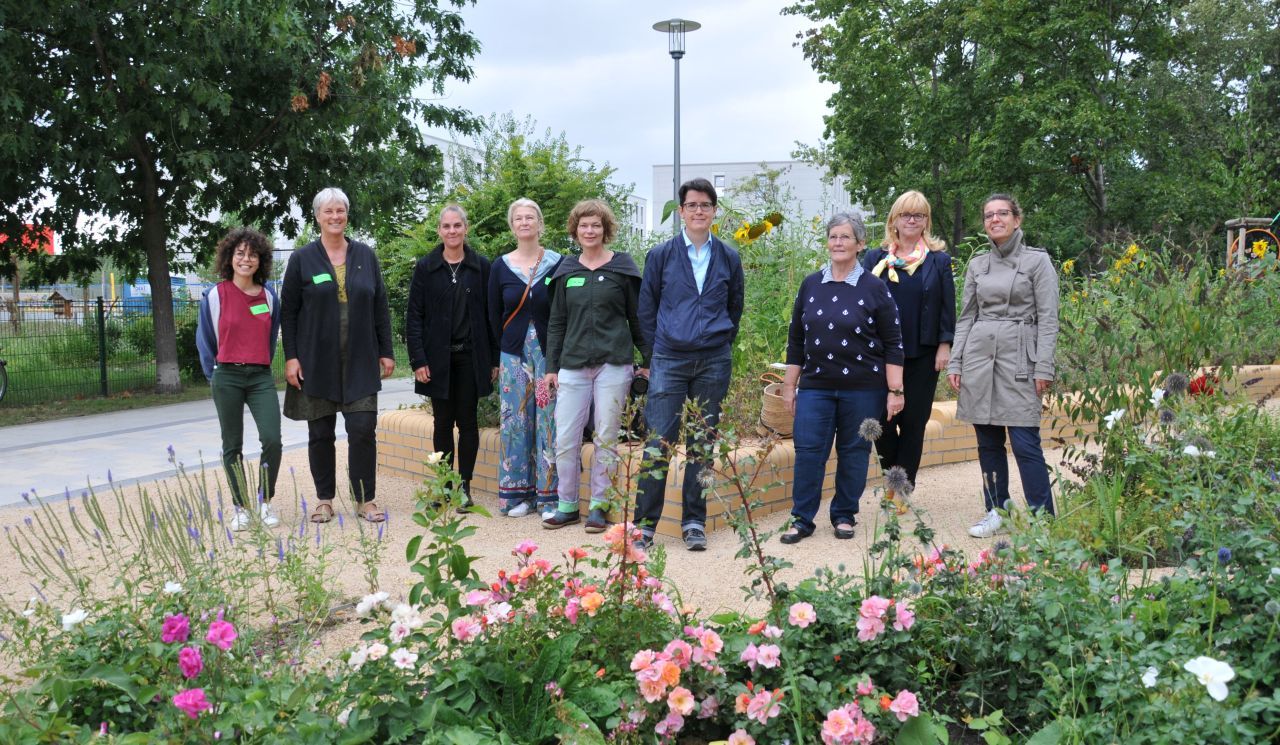 Einweihung Vorplatz des Bruno-Baum-Grünzugs - Gruppenbild am neuen Eingang
