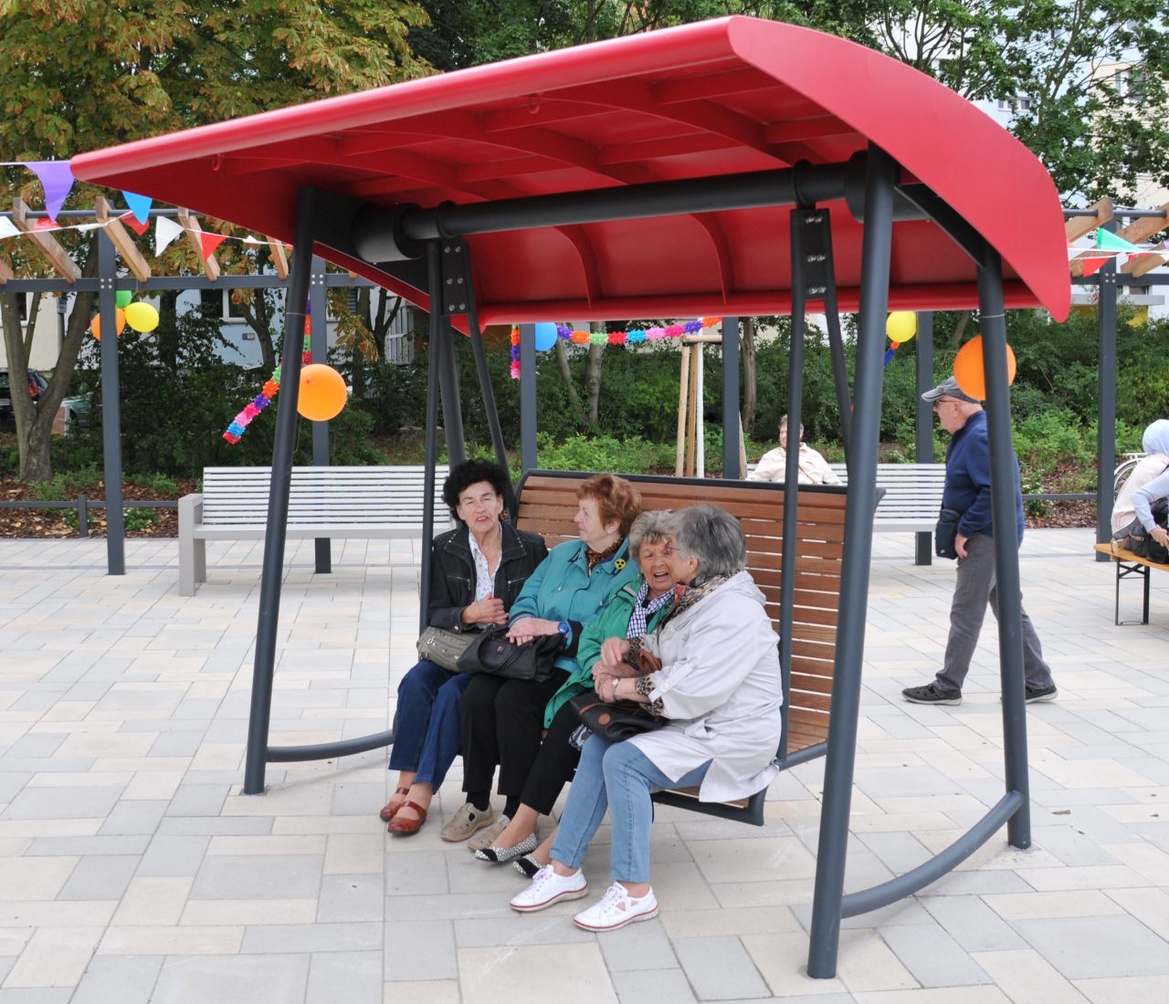 Einweihung Vorplatz des Bruno-Baum-Grünzugs - Vier Damen auf der Schaukel