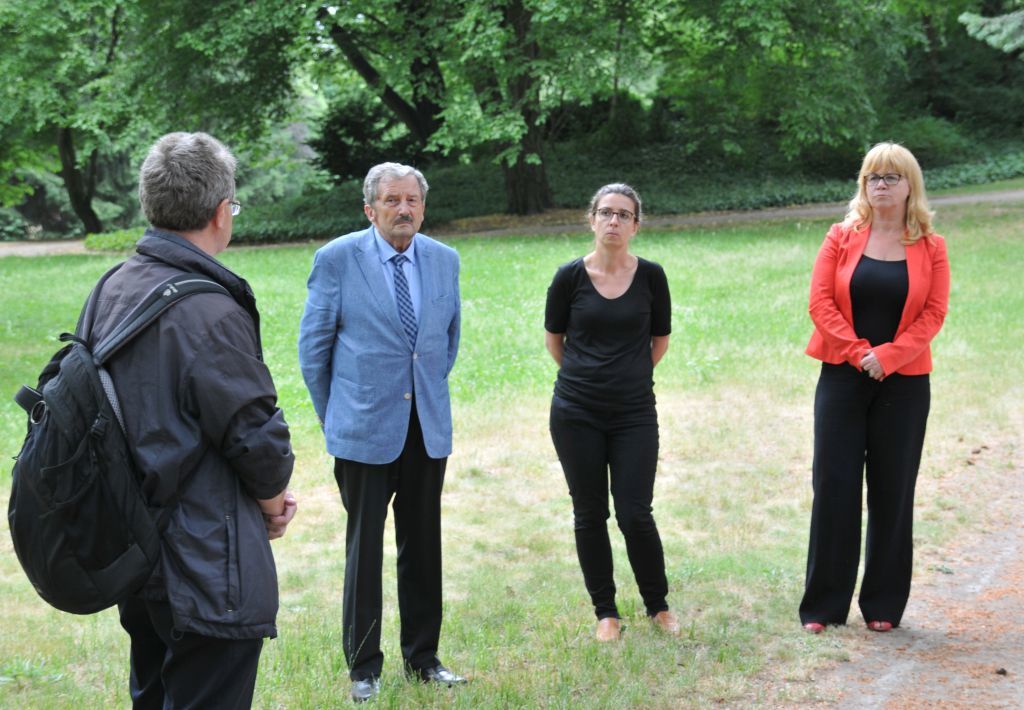Enthüllung des Gedenksteins im Schlosspark Biesdorf - Dr. Niemann, Nadja Zivkovic und Juliane Witt