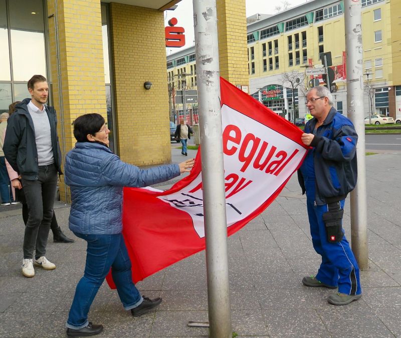 Equal-Pay-Day 2020 - Bezirksbürgermeisterin Dagmar Pohle beim Hissen der Fahne