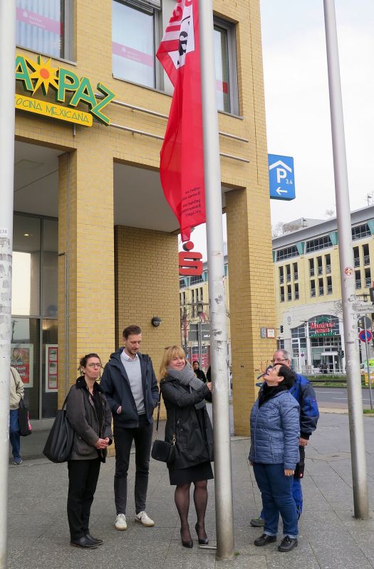 Equal-Pay-Day 2020 - Bezirksstadträtin Juliane Witt beim Hissen der Fahne