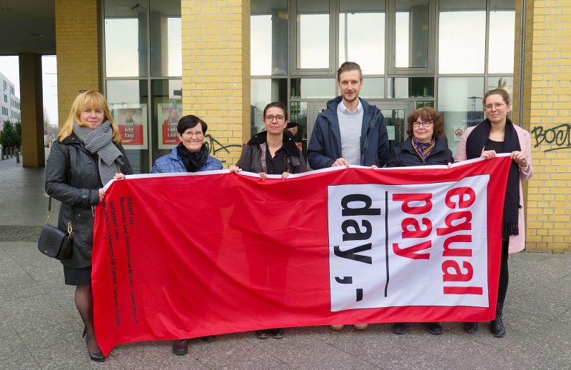 Equal-Pay-Day 2020 - Juliane Witt, Dagmar Pohle, Nadja Zivkovic, Gordon Lemm, Kerstin Witte und Julia Wehner mit der Equal-Pay-Day-Flagge