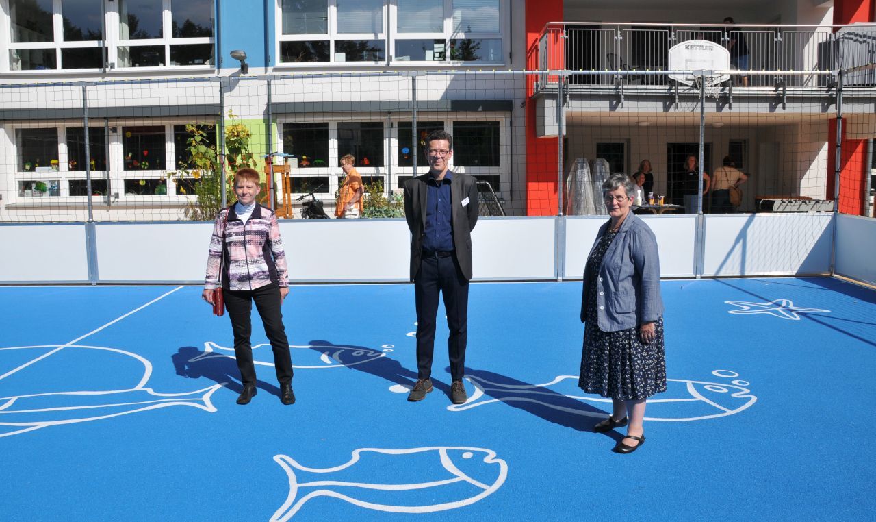 Eröffnung der Außenfläche im DRK Kinder-, Jugend-, Familien- und Nachbarschaftszentrum - Petra Pau, Rainer Ötting und Dagmar Pohle auf dem neuen Sportfeld