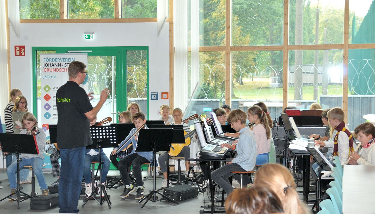 Eröffnung der neuen Mensa der Johann-Strauss-Grundschule - Auftritt der Band