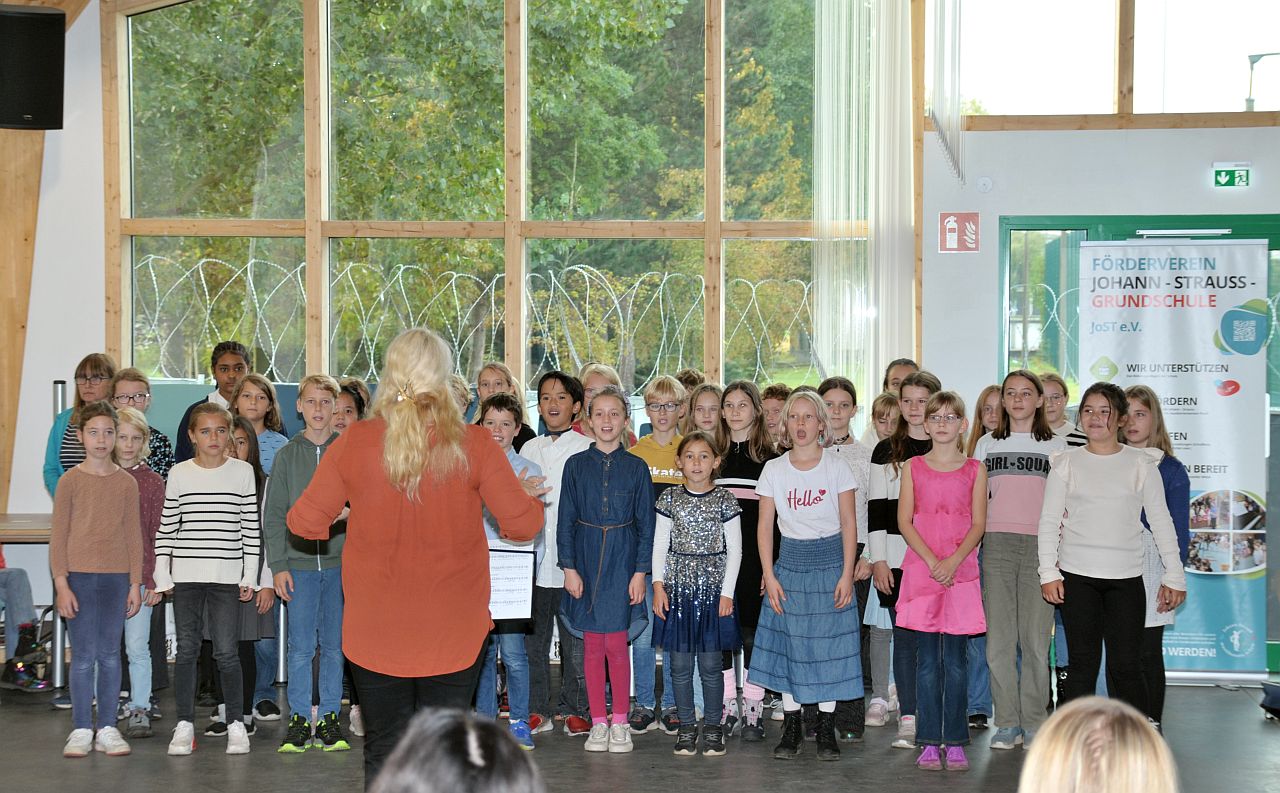 Eröffnung der neuen Mensa der Johann-Strauss-Grundschule - Der Chor singt 'Mamma Mia'