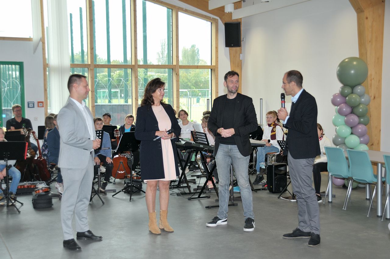 Eröffnung der neuen Mensa der Johann-Strauss-Grundschule - Stefan Bley, Anett Marciniak, Dr. Torsten Kühne und Christian Gräff