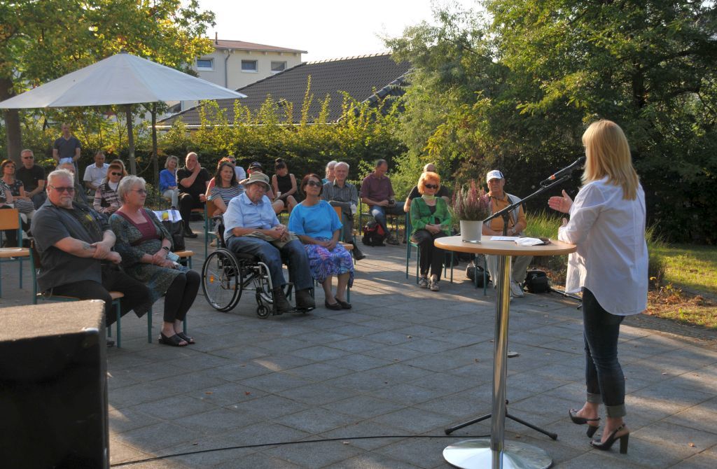 Eröffnung des 'Bildungshaus am Kienberg' - Ansprache Bezirksstadträtin Juliane Witt mit Publikum