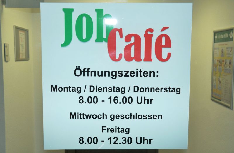 Eröffnung JobCafé Rhinstraße Schild Öffnungszeiten