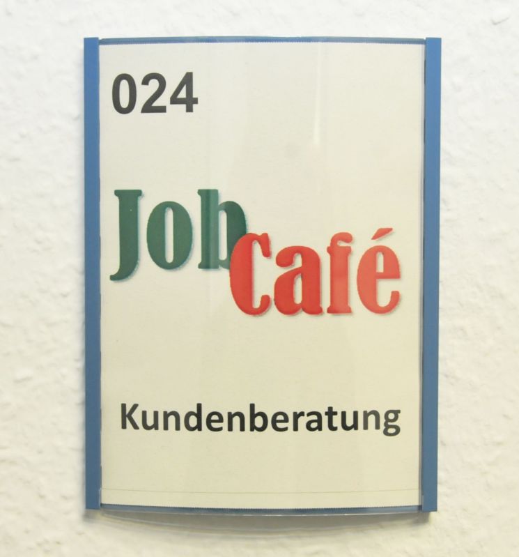 Eröffnung JobCafé Rhinstraße Schild Kundenberatung
