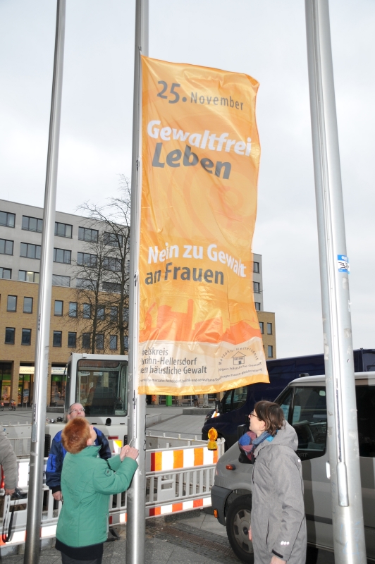 Fahnenhissung 'Gegen Gewalt gegen Frauen' des Arbeitskreises Marzahn-Hellersdorf gegen häusliche Gewalt 2018 - Die Fahne