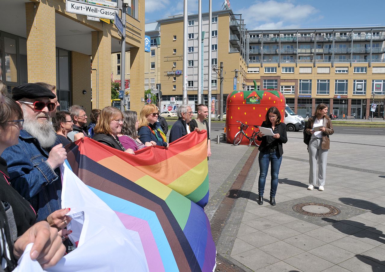 Fahnenhissung vor dem Rathaus Marzahn-Hellersdorf zum IDAHOBIT 2023 - Ansprache Bezirksbürgermeisterin Nadja Zivkovic