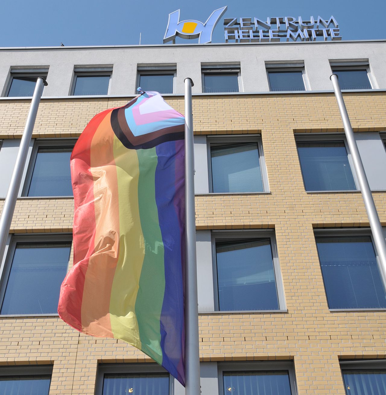 Fahnenhissung vor dem Rathaus Marzahn-Hellersdorf zum IDAHOBIT 2023 - Die Fahne weht