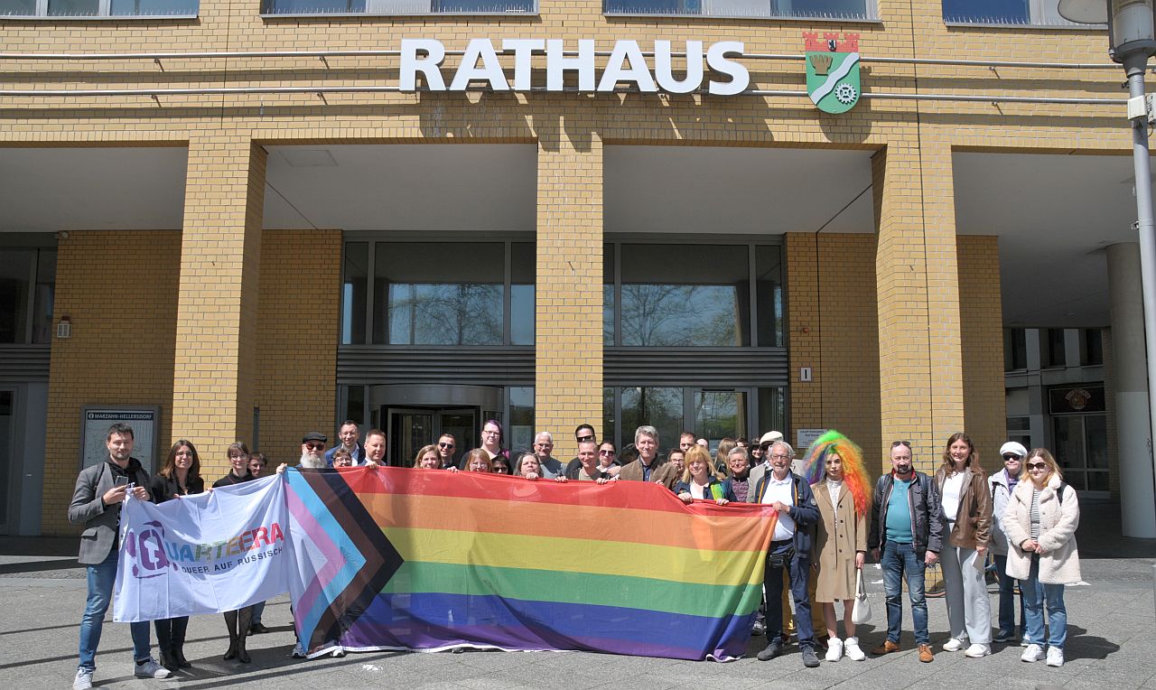 Fahnenhissung vor dem Rathaus Marzahn-Hellersdorf zum IDAHOBIT 2023