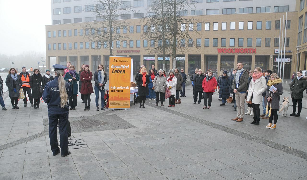 Fahnenhissung zum Internationalen Tag gegen Gewalt an Frauen 2022 - Publikum auf dem Alice-Salomon-Platz