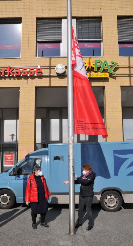 Fahnenhissung "Equal-Pay-Day 2021" - Dagmar Pohle und Petra Pau hissen die Fahne