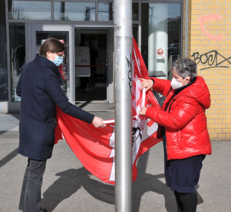 Fahnenhissung zum "Equal-Pay-Day" vor dem Rathaus Marzahn-Hellersdorf - Dagmar Pohle und Maja Loeffler befestigen die Fahne