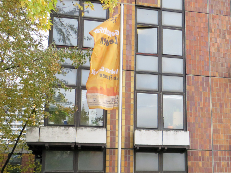 Fahnenhissung vorm Gewaltfrei Leben Rathaus-Helene-Weigel-Platz