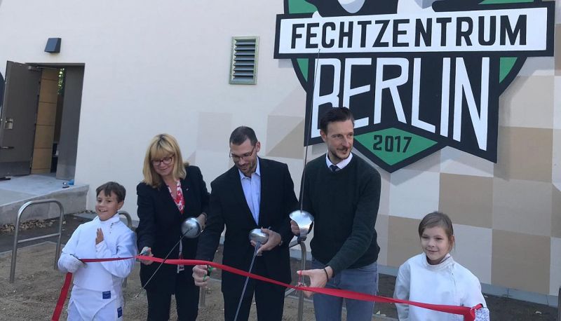 Fechtsportzentrum - Bezirksstadträtin Juliane Witt., Bezirksstadtrat Gordon Lemm und Michael Behrendt (Fechtsportzentrum) durchtrennen das rote Band