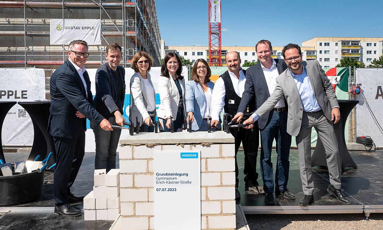 Grundsteinlegung für das Erich-Kästner-Gymnasium - Der Grundstein wird mit vereinten Kräften eingemauert