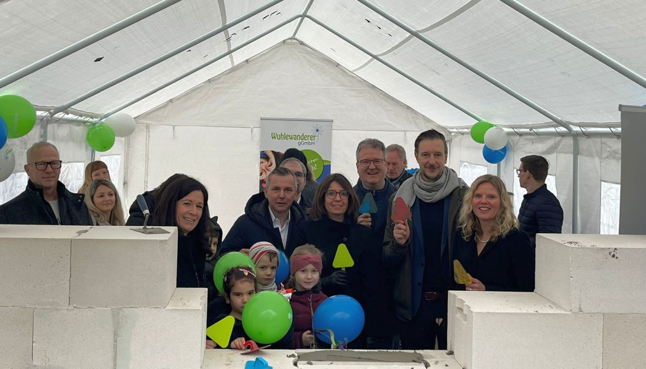 Grundsteinlegung Kita Teterower Ring - Senatorin Katharina Günther-Wünsch, Alexander J. Herrmann (MdA), Joahnes Martiinn (BVV), Bezirksbürgermeisterin Nadja Zivkovic, Stefan Suck (Vorsteher BVV), Bezirksstadtrat Gordon Lemm und Stephanie Müller