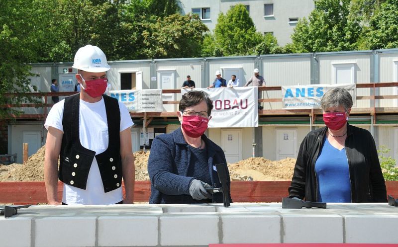Grundsteinlegung Quartier Stadtgut Hellersdorf - Dagmar Pohle legt den Grundstein