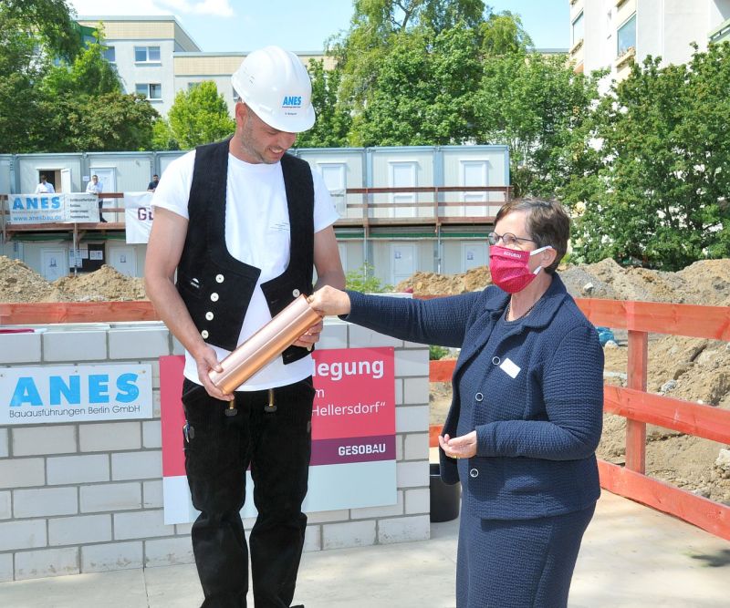 Grundsteinlegung Quartier Stadtgut Hellersdorf - Dagmar Pohle legt Münzen in die Zeitkapsel