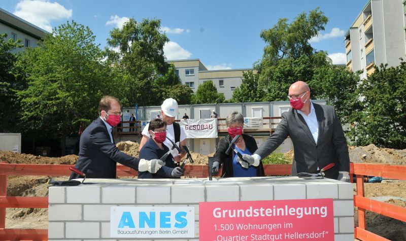 Grundsteinlegung Quartier Stadtgut Hellersdorf - Gemeinsames Einmauern der Zeitkapsel im Grundstein