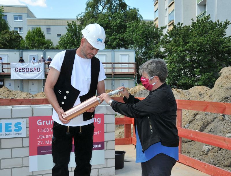 Grundsteinlegung Quartier Stadtgut Hellersdorf - Katrin Lompscher befüllt die Zeitkapsel
