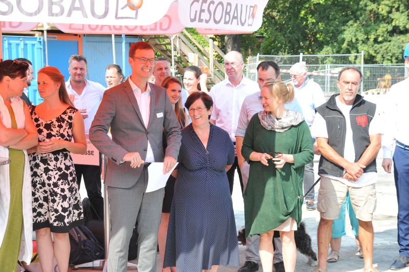 Grundsteinlegung Stollberger Straße 57 bis 59 - Bezirksbürgermeisterin Dagmar Pohle, Femke Hägen und Lars Holborn, im Publikum
