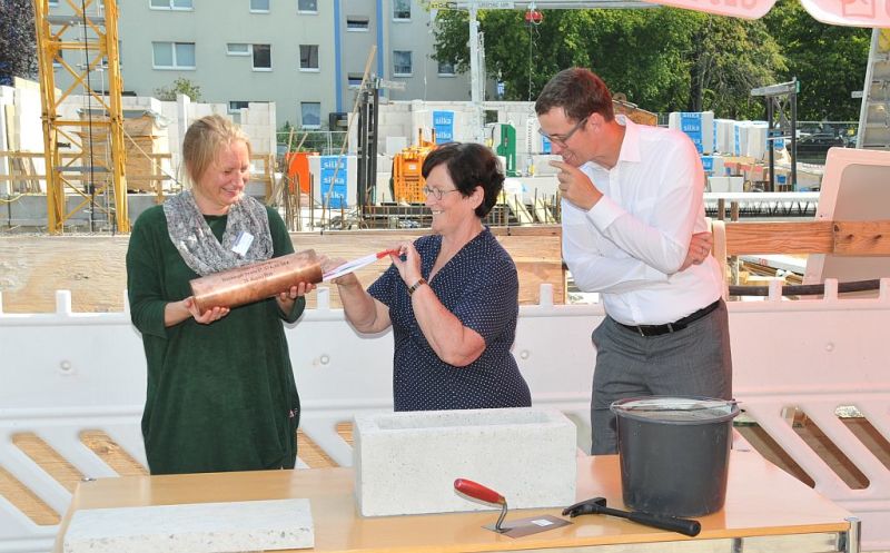 Grundsteinlegung Stollberger Straße 57 bis 59 - Bezirksbürgermeisterin Dagmar Pohle legt die Bezirksfahne in die Zeitkapsel